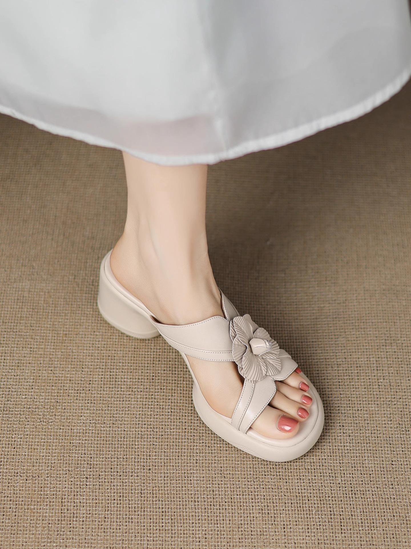 

Huge comfortable super soft leather French beautiful slippers women s summer wear 2025 new thick heel thick sole high heel cool slippers 35