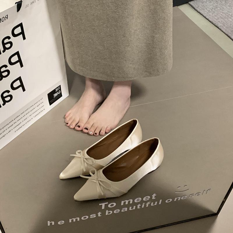 

Nai Pai, high-end inner height increase satin pointed single shoes women s 2025 new temperament low-heeled elegant ladyshoes 40 абрикосовый