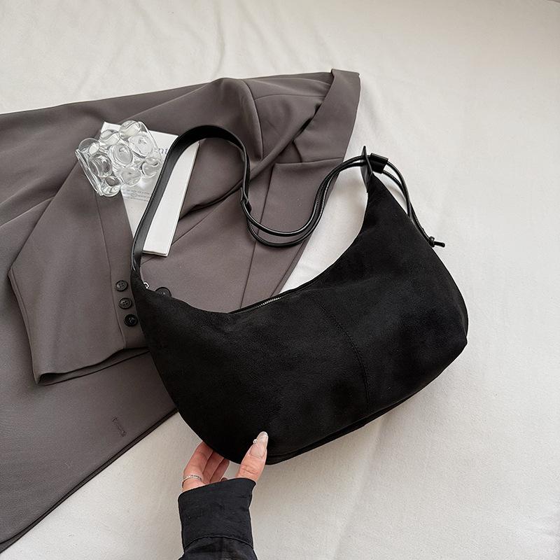 

Вместительная сумка-пельмень женская корейская версия ретро мода сумка через плечо 2025 лето новая нишевая высокая ценность сумка подмышку чёрный