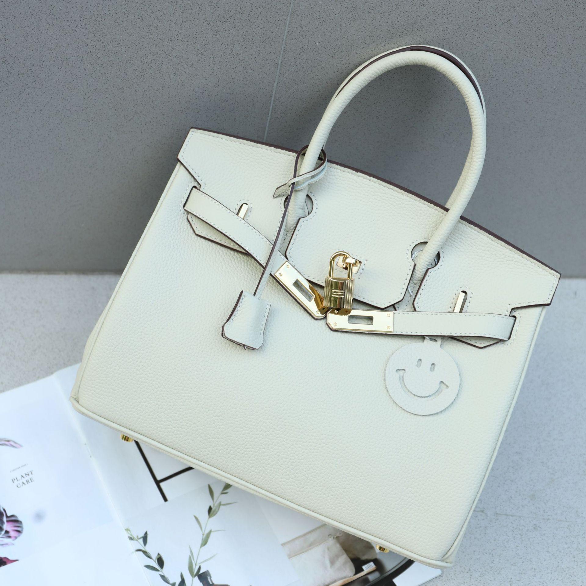 

Большая сумка из коровьей кожи для женщин, новинка 2025 года, женская сумка из натуральной кожи, большая вместительная сумка, темпераментная сумка с узором личи, платиновая сумка 30x14x23cm белый