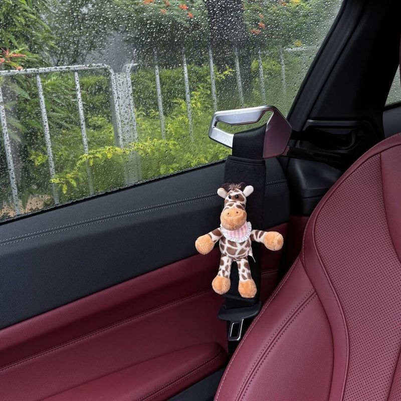 

Car Seatbelt Shoulder Pads, Cute Little Animal Plush Anti-Neck-Strangling Car Decoration Ornaments, New Car Gifts for Girls Giraffe-Crystal Velvet Shoulder Cover [Hand-Sewn]