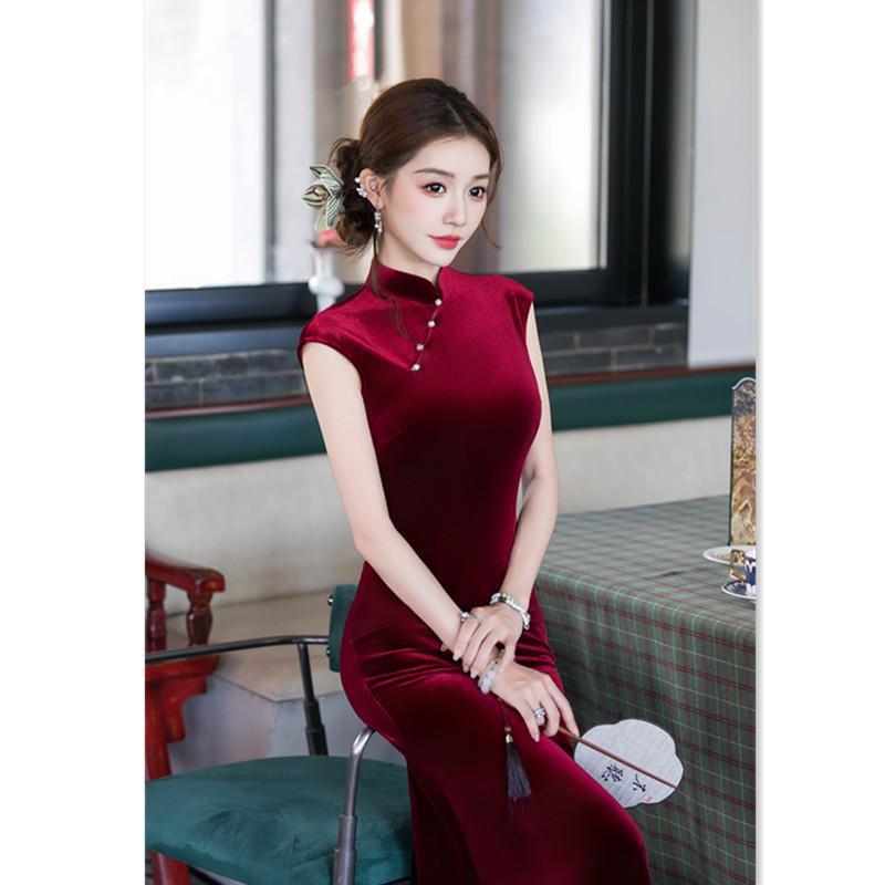 Red velvet new Chinese long fishtail cheongsam skirt, early autumn style, waist pinching and thin, high-end banquet cheongsam