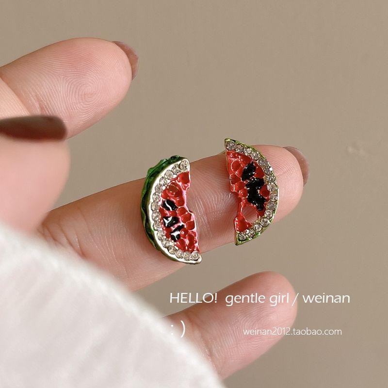 

Asymmetric Delicate Little Watermelon Dopamine Diamond Stud Earrings Fancy 2024 Small and Exquisite Earrings Ornament A pair of stud earrings