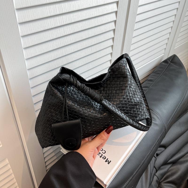 

Niche underarm bag women s summer new fashion handbag retro woven shoulder bag чорний