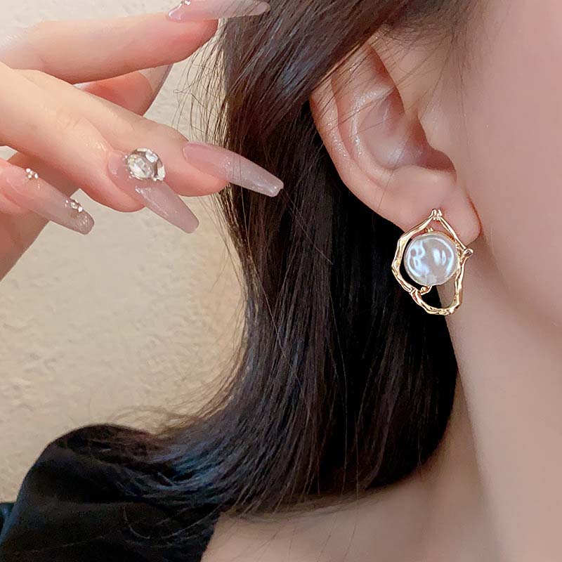 Korean Gold Hollow Pearl Stud Earrings For Women Vintage Elegant Irregular Temperament Earrings Wedding Jewelry Brincos