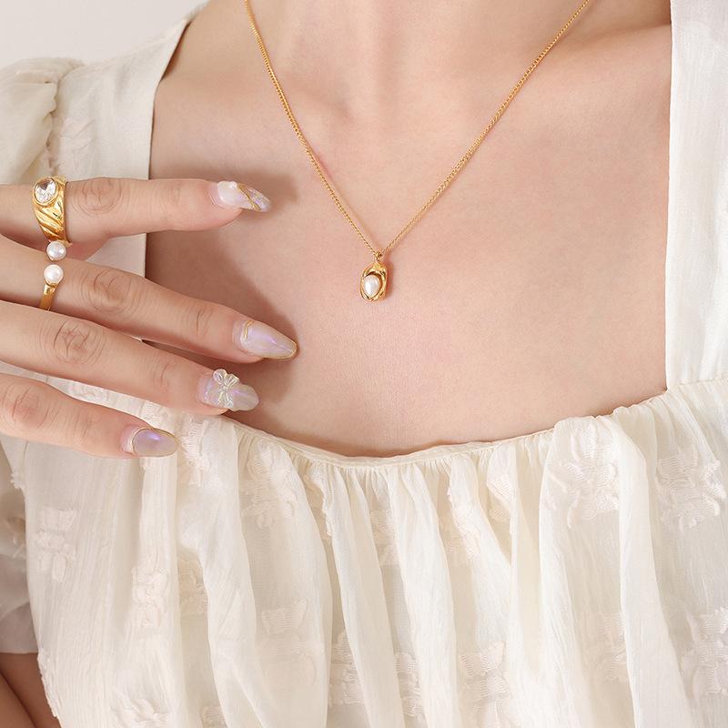 Titanium Steel Gold-plated Cuban Chain Design with Inlaid Irregular Pendant Necklace, Light Luxury Niche Necklace