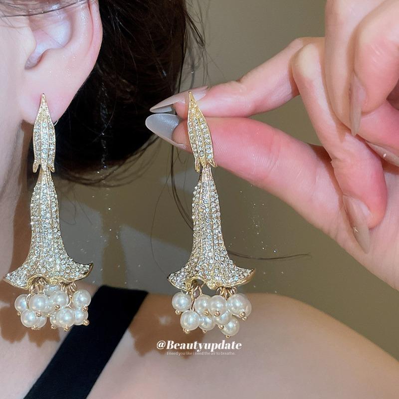 Diamond-encrusted Flower Pearl Necklace Earrings Set Retro Elegant Light Luxury Banquet Exquisite High-end Jewelry