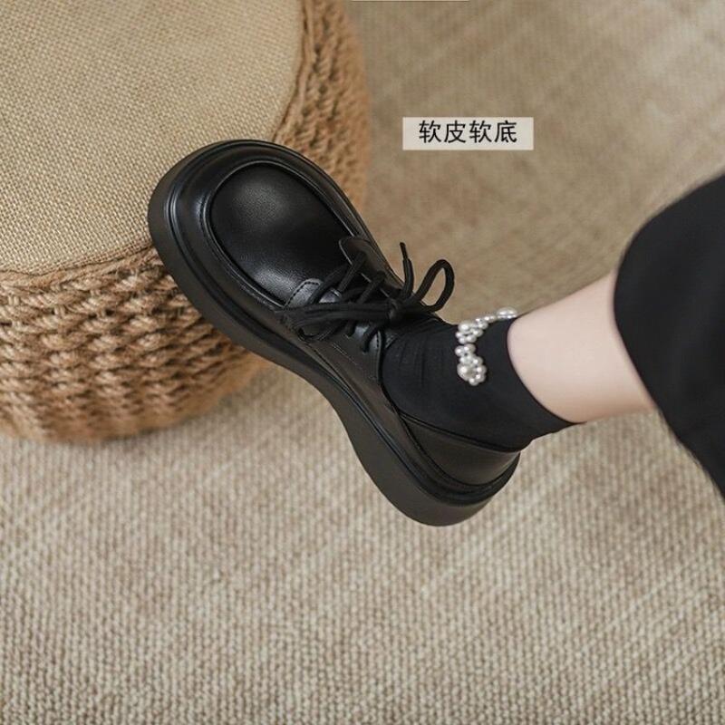 

Маленькие кожаные туфли женские осенние новые на толстой подошве на шнурках на мягкой подошве маффин ретро универсальные лоферы одинарные туфли 40 чёрный