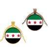 Elegante Halskette mit Anhänger der syrischen Flagge, die Nationalstolz und kulturelle Identität symbolisiert, aus robusten Materialien für den Alltag