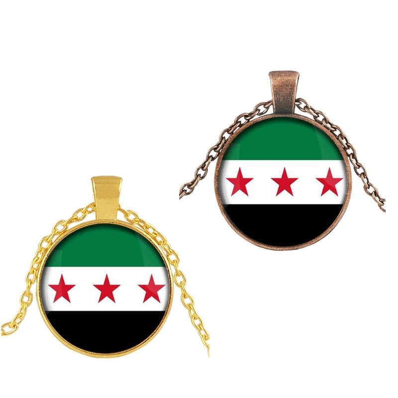 Elegante Halskette mit Anhänger der syrischen Flagge, die Nationalstolz und kulturelle Identität symbolisiert, aus robusten Materialien für den Alltag