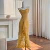 Elegantes Fischgräten-Netzkleid im französischen Stil: Eng anliegendes Abendkleid mit Trägern