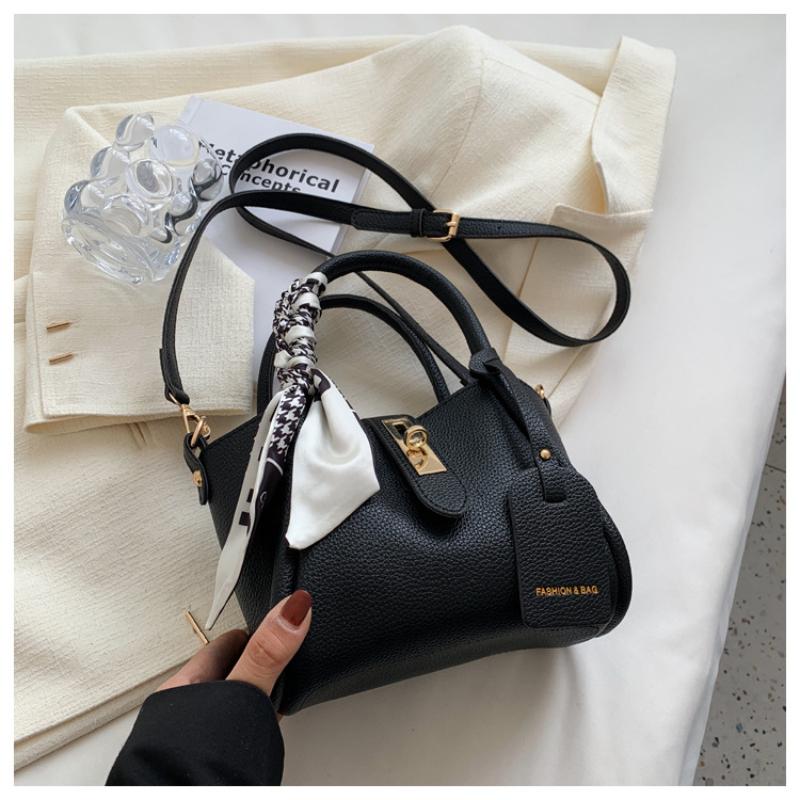 Spring New High Quality Women's Shoulder Bag Trendy Autumn Winter Vegetable Basket Ladies Small Fragrance Crossbody Bag Fashion Buckle Bucket Bag
