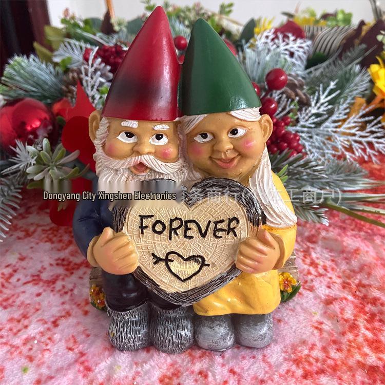 Dwarf Couple Heart-Shaped Resin Ornament – Indoor/Outdoor Garden Decoration