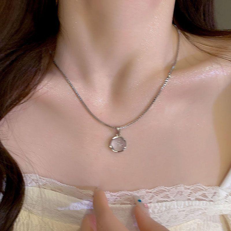 

Pearl bow pendant necklace women s light luxury niche high-end temperament neck chain new explosion collarbone chain