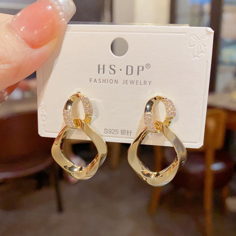 Temperamental and Fashionable Diamond-studded Metal Geometric Earrings for Women, Light Luxury and Cool Style Earrings