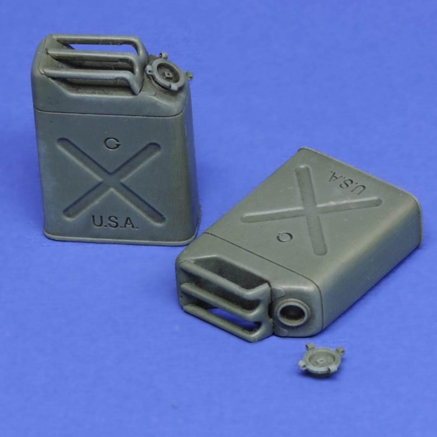 

Royal Model 1/16 WWII American Jerry Can (2 pieces) Unpainted Resin Kit RM1044