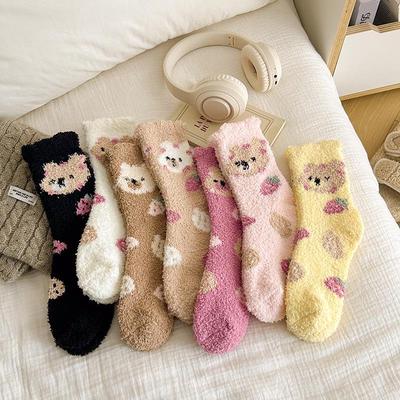 Damen Nicht-Fusselnde Korallenfleece Mid-Calf Socken - Warm, Süßes Cartoon Bär und Erdbeer Design zum Schlafen