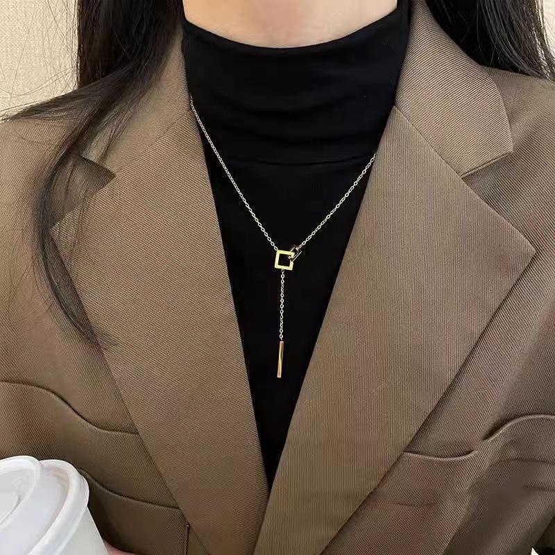 Double interlocking square necklace women's niche design sense high-grade light luxury collarbone chain personalized simple sweater chain