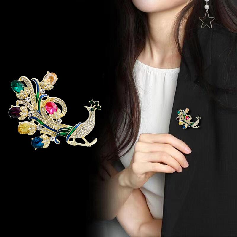 Luxusní brož s pavím motivem a otevřenou síťkou zdobená kamínky pro ženy Smaltovaný špendlík Neformální doplňky na párty Nové dárky pro přátele