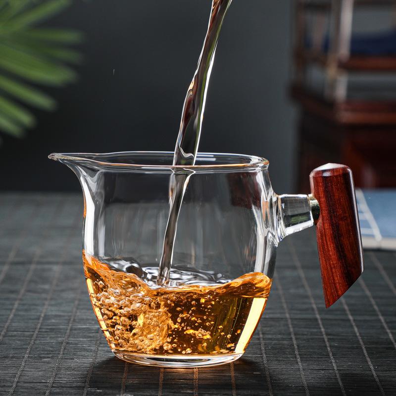 Side handle glass fair cup transparent thickened tea sea accessories heat-resistant wood handle male cup creative kung fu tea set tea leak cup