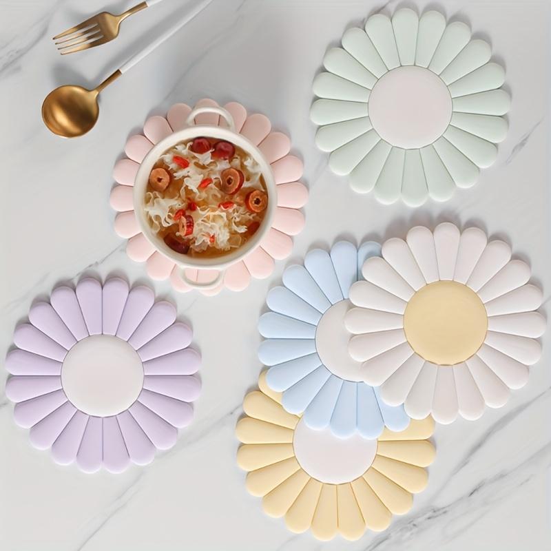 Silicone Daisy Trivet Mat, Large Heat-resistant Pot & Cup Coaster, High-grade Texture for Table Protection.
