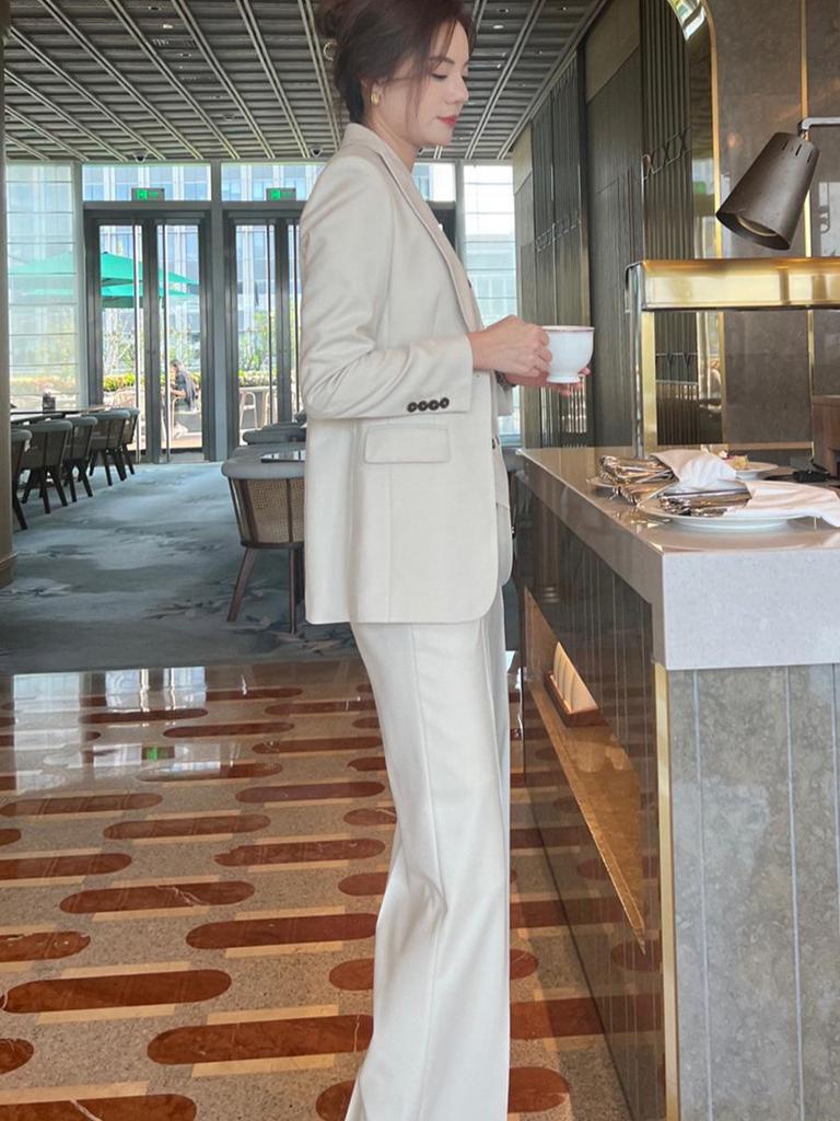 Executive Women's 3-Piece Suit: Autumn/Spring Vest & Straight-Leg Pants for a Powerful, Professional Look