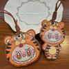 Tigre de dessin animé LABUBU Étiquette en cuir Pendentif Fait main Tête de voiture Couche Cadeau