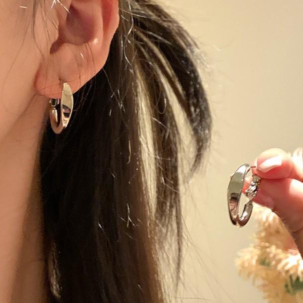 Xu I is dazzling, Zhao Ruth has the same silver needle plain circle earrings, earrings, simple temperament earrings.
