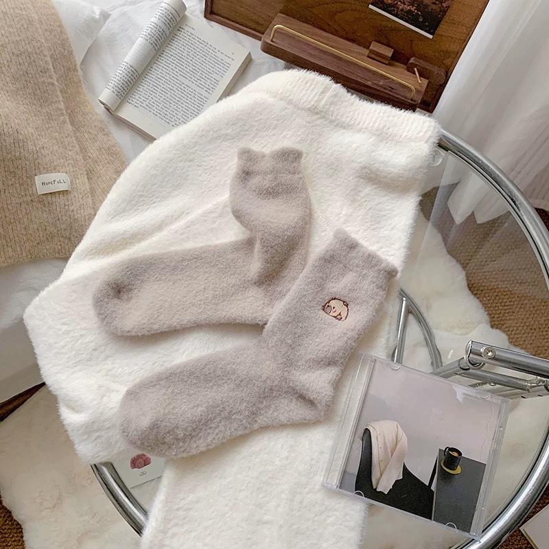 Thick Socks for Women, Mid-calf Socks with Embroidered Cartoon Patterns, Soft and Comfortable Floor Socks for Autumn and Winter