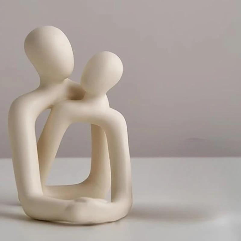 Herzerwärmende Statue eines Liebespaars aus Kunstharz – ein zeitloser, moderner Wohndekor-Akzent für Bücherregale, Büroschreibtische und Nachttische