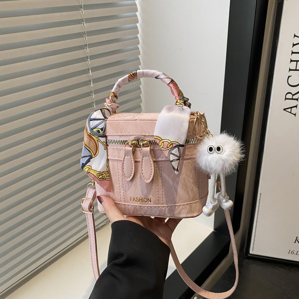 The Korean Version of the Versatile Box Bag, the New Popular Bag In 2025, the Women's Handheld Textured Messenger Small Square Bag.