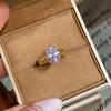 Articolo Popolare di Xiaohongshu: Anello regolabile a quattro griffe con diamante viola fiammeggiante - Raffinato design di nicchia di lusso leggero.