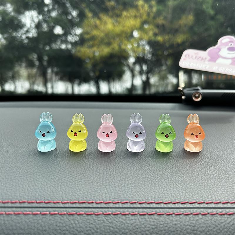 6 Stück Leuchtende Mini Harz Kaninchen Auto Armaturenbrett Spielzeug Puppen Figuren Heim Gartendekoration Cartoon Niedliche Auto Ornamente Geschenke