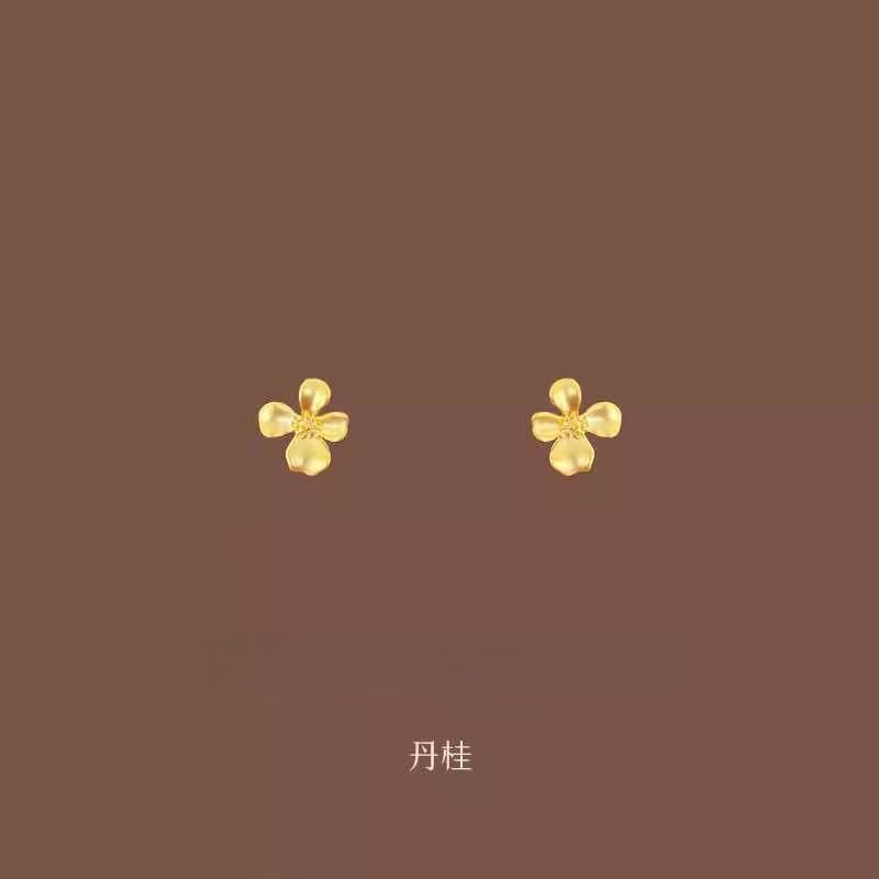 

Клипсы для ушей без отверстий, серьги-гвоздики в виде золотых цветов, силиконовые женские позолоченные маленькие изысканные серьги в стиле темперамент, серьги.