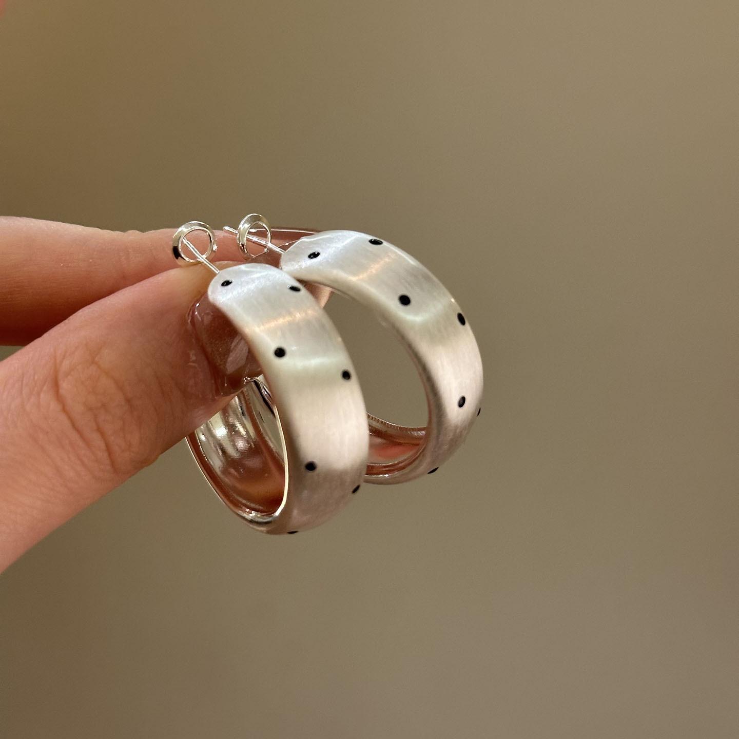 

New Simple Retro Geometric Brushed Metal Dot Pattern Pi of Love Hoop Earrings for Women Korean Statement Earrings Jewelry Gifts
