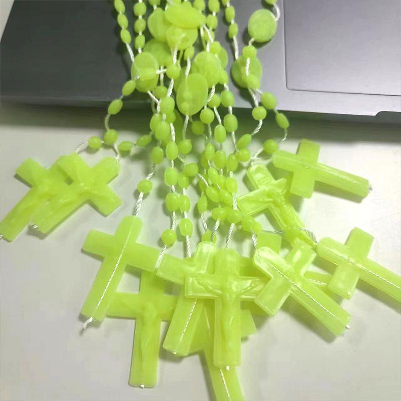 Svítící katolický kříž Krista Ježíše Plastový růženec Krucifix Náhrdelník Dekorace náboženského kostela Nástěnné kříže Suvenýry Dárky