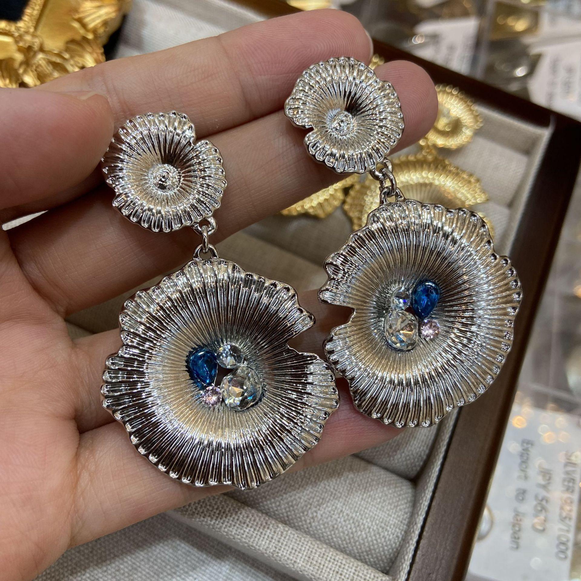 

Металлическая девушка кусает ромашку, серьги из цветного циркония, женские серьги 2025 года, новые модные преувеличенные индивидуальные серьги