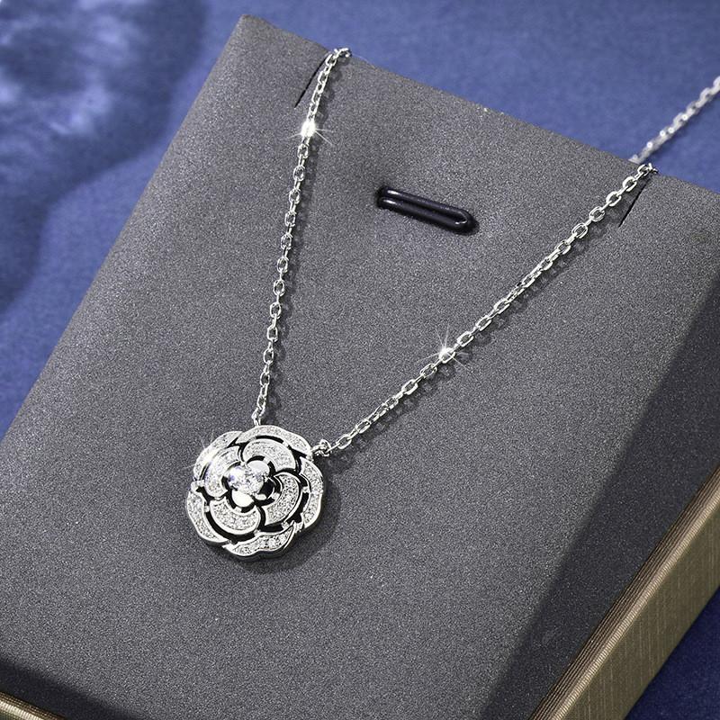 Fashionable 18k White Gold And Rose Gold Flower Pendant Necklace With Accents Diamond