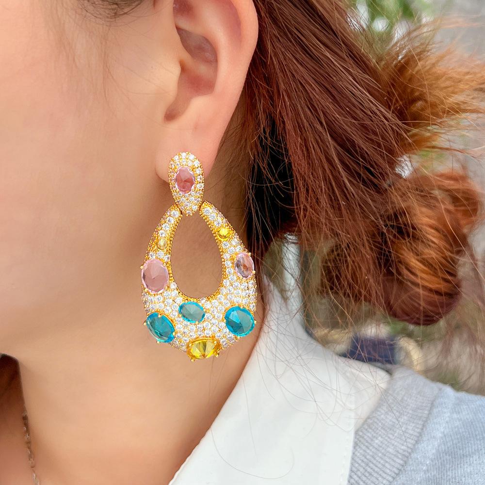 Boucles d'oreilles arc-en-ciel romantiques de luxe léger avec un sens du design d'industrie lourde, boucles d'oreilles colorées exagérées pour banquet et défilé en zircon