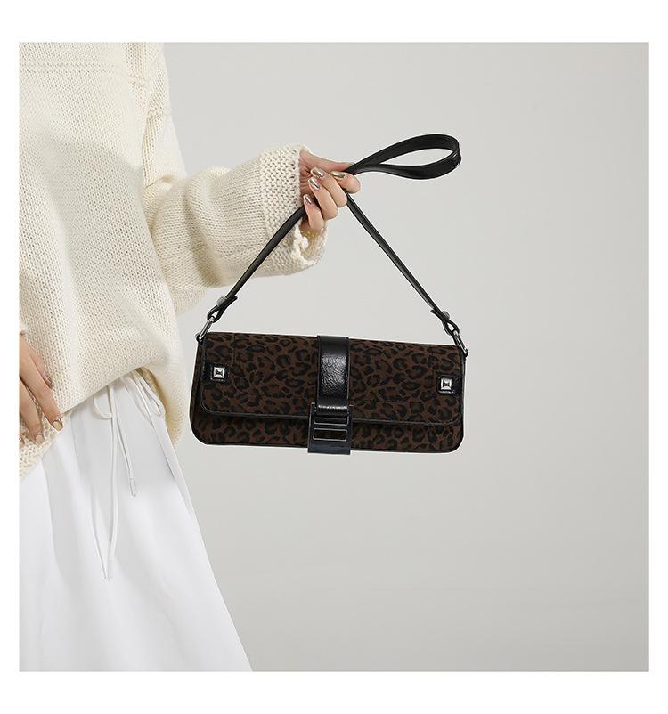 Niche leopard print underarm bag, fashionable retro high sense, commuting shoulder essential women's bag.