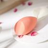 Vielseitiger latexfreier Make-up-Foundation-Schwamm-Blender in lebhaften Farben und schräger Form