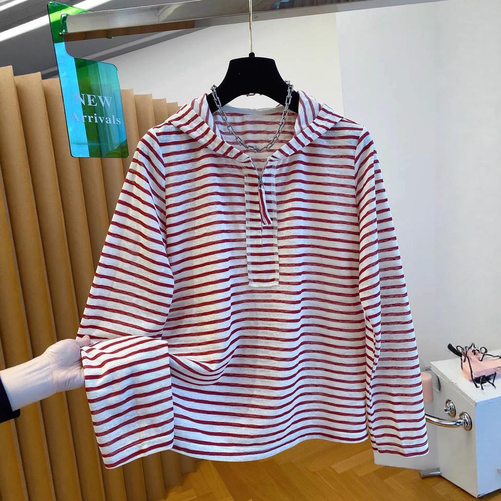 A Large-sized Hooded Striped T-shirt for Women, A Loose and Slimming Fashion Base Layer for Autumn