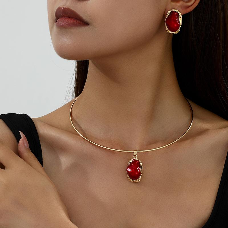 Trendy spesialformet perlesett, retro luksus temperament halskjede, øredobber, ringsett.