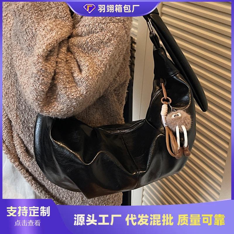 Large capacity retro dumpling bag women's new high-end fashion shoulder messenger bag casual commuter bag
