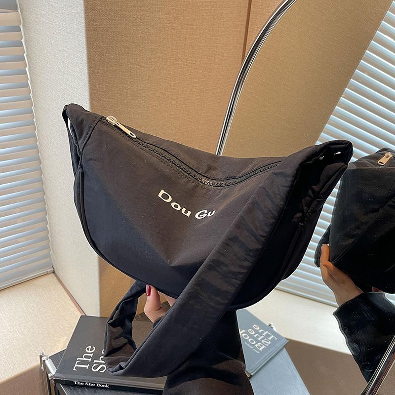 

Сумка из нейлоновой ткани для женщин 2024 года, новая высококачественная текстура, нишевая, весна-лето, вместительная, универсальная, взрывная сумка-мессенджер с пельменями чёрный