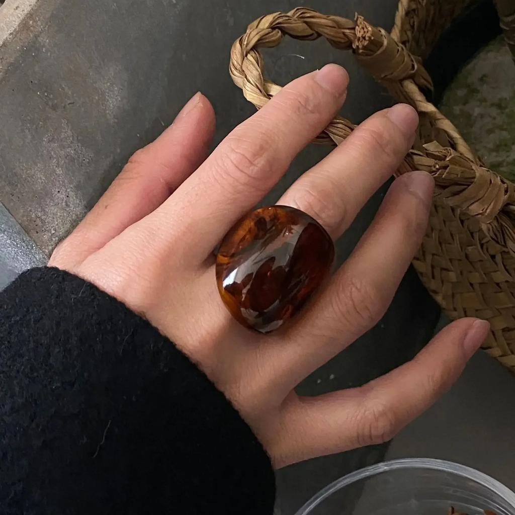 Vintage Trendy Large Finger Rings for Women Exaggerated Amber Color Resin Temperament Geometric Finger Ring Punk Jewelry Gift