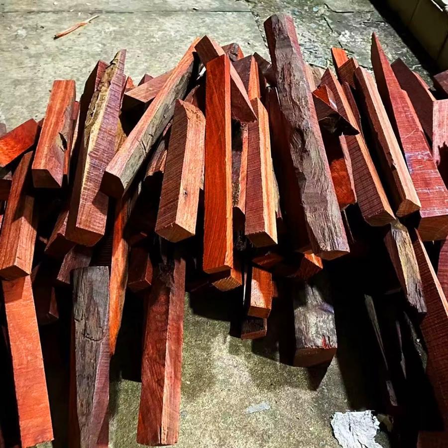 Šperk do vlasů z palisandru a červeného santalového dřeva Dřevěné odřezky pro výrobu korálků