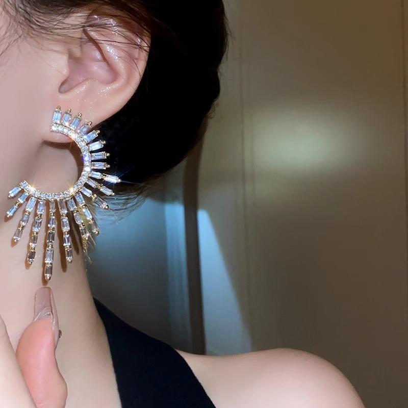 High-end Elegant Live Internet Celebrity Elegant Earrings Fashion Exaggerated Stylish Tassel Niche Earrings