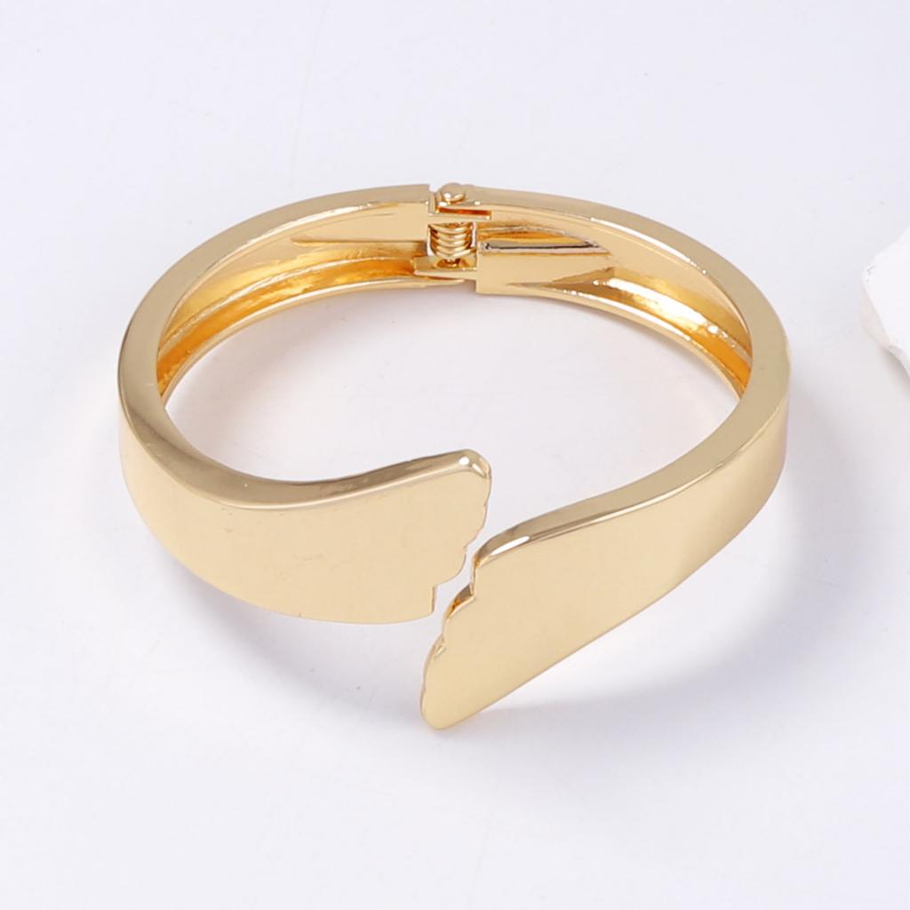 European and American Fashion Simple Light Luxury Design Sense Electroplating Alloy Smooth Surface Opening Asymmetric Spring Bracelet Women