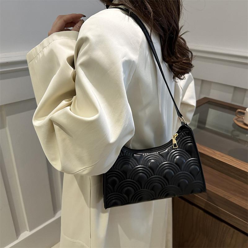 Stylish Versatile Crescent Bag Soft Pu Material With Convenient Zipper Closure For Everyday Fashion